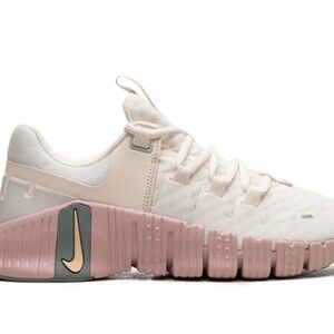 Nike  Metcon 5 Women's Athletic Shoes for gym in Cream and Pink